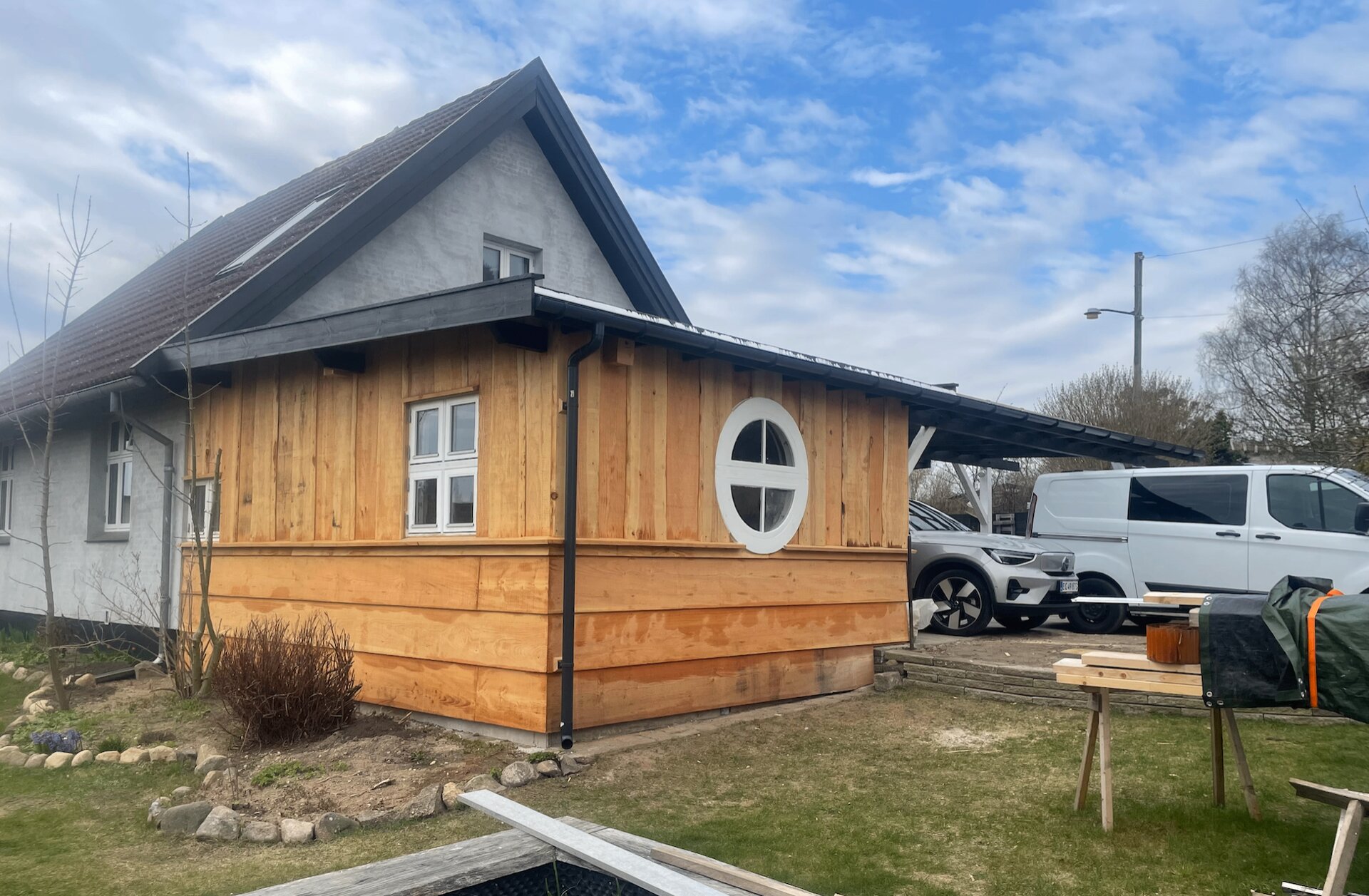 Tilbygning med træbeklædning – Gilleleje